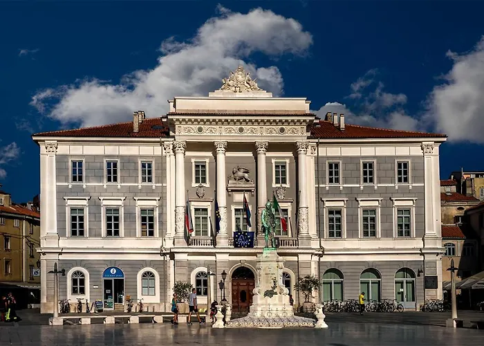 Hisa Delfinov - Old Piran Dolphin House